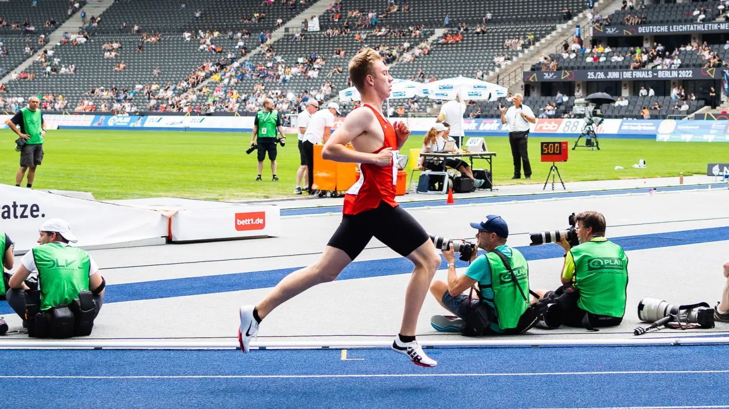 Auf den Spuren von Usain Bolt Im SIGILTRA-Shirt durchs Berliner Olympiastadion: Sögel’s Sprinter-Talent Thorben Finke! Foto: Torben Flatemersch